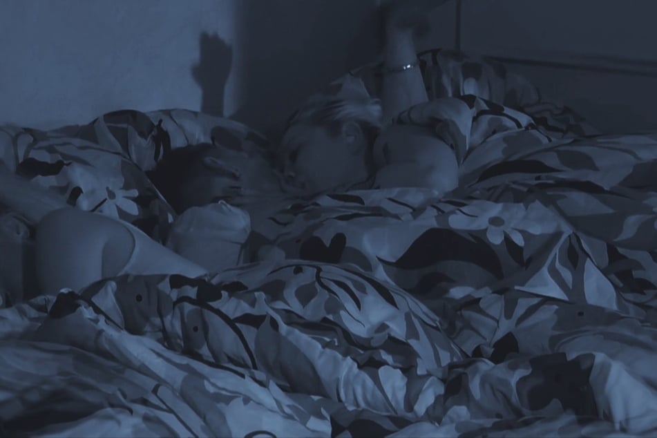 Calvin (32) hat Spaß mit Coco (23). Direkt daneben liegt Franzi (30).