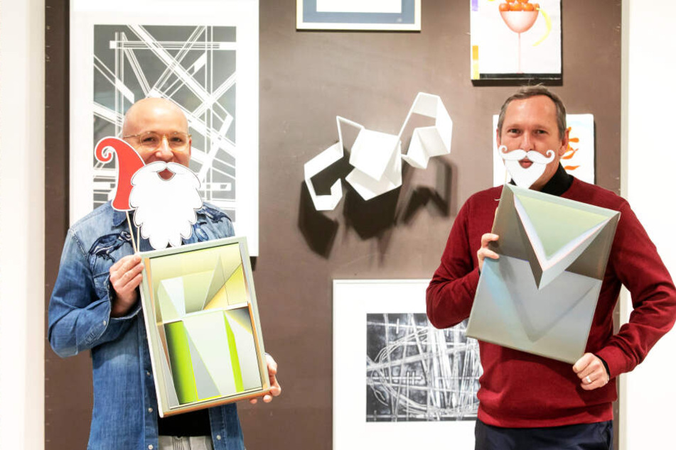Ho ho ho! Sören Schürer-Zander (43) und Jens Heinrich Zander (49, r.) laden, charmant mit Witz und Bart, zum "Weihnachtsmarkt der bildenden Kunst" ein.