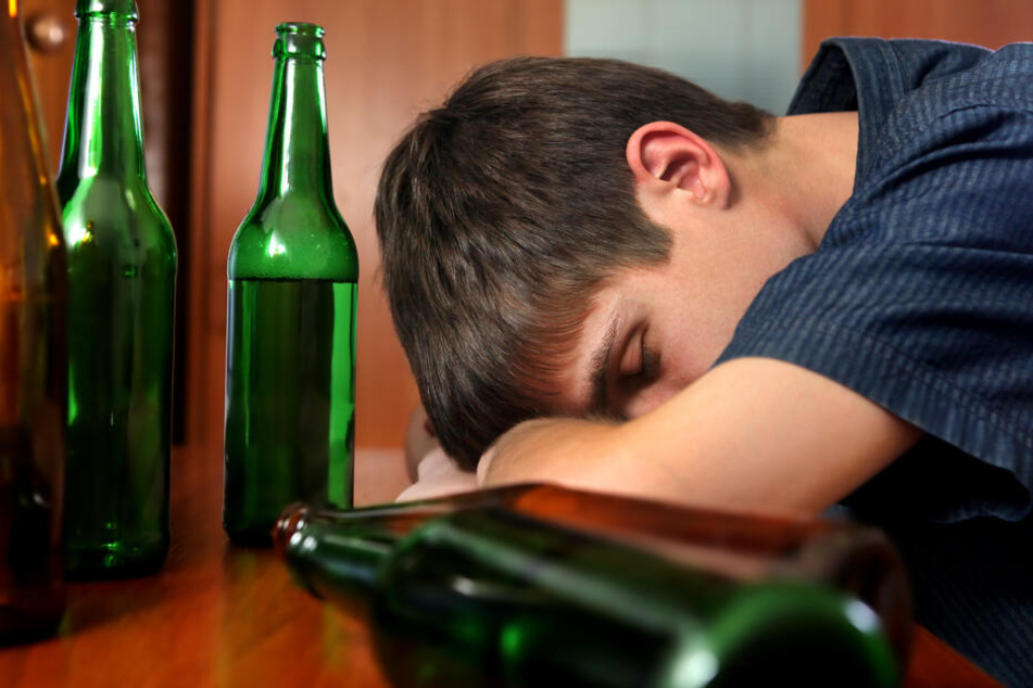 Der Junge soll mehrere Flaschen Bier mit dem Mann getrunken haben. (Symbolbild)