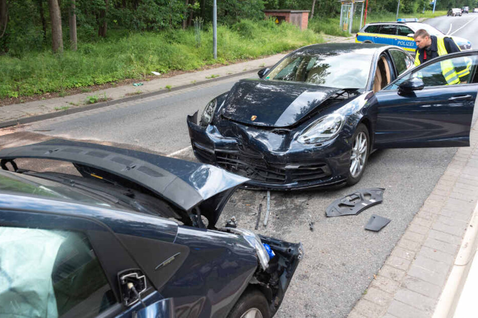 Der Porsche krachte frontal in den entgegenkommenden Mercedes.