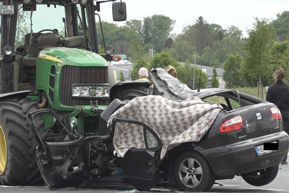 Auto kracht in Traktor: 30-jähriger Fahrer ist sofort tot