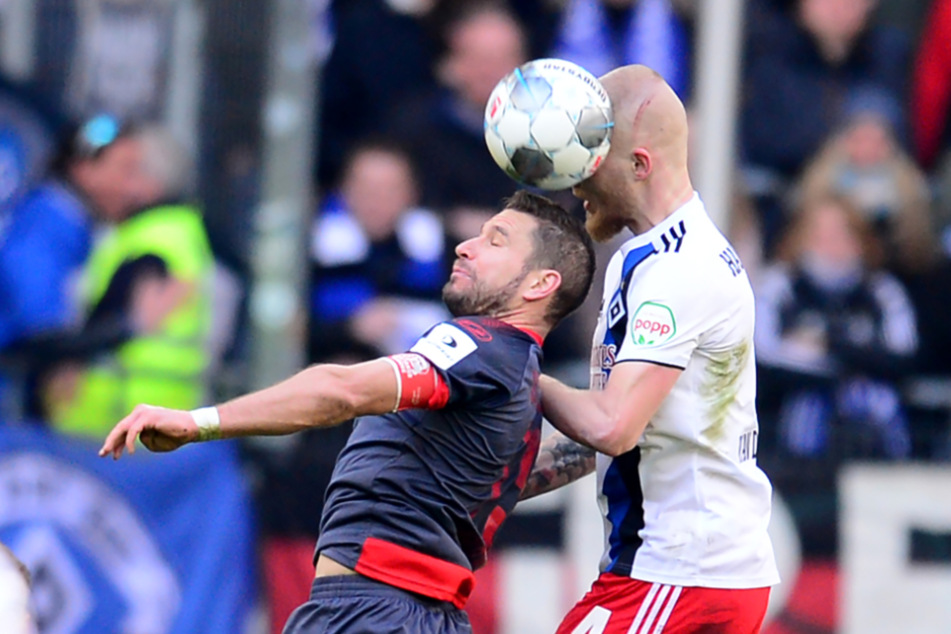 Rick van Drongelen gewinnt das Kopfball-Duell gegen Marco Grüttner.