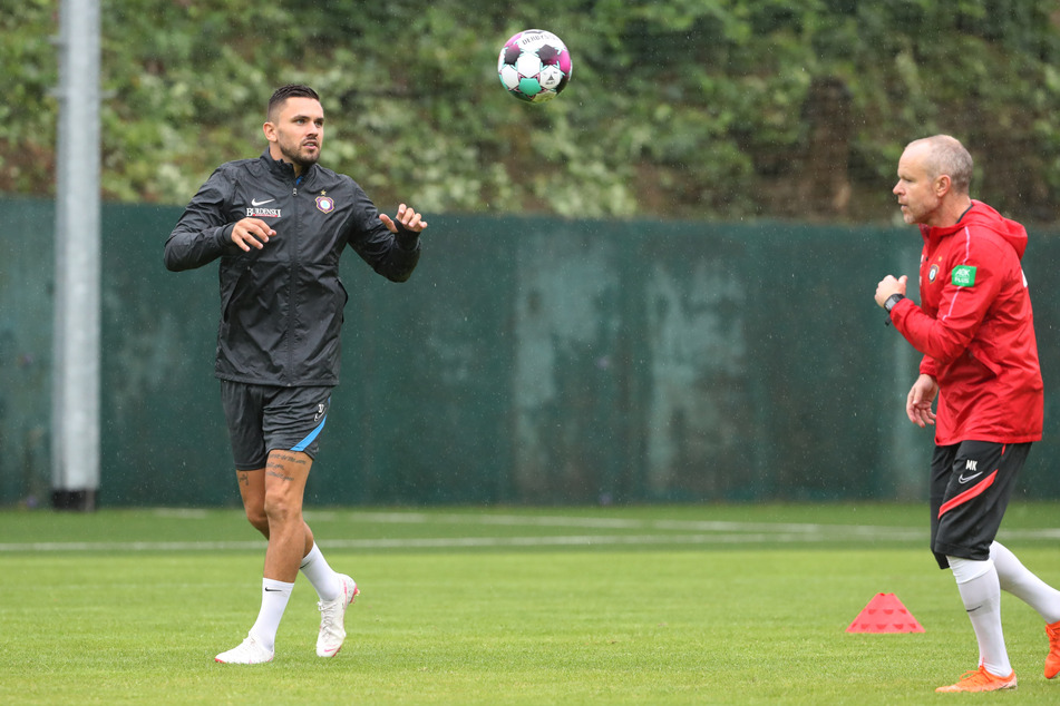 Pascal Testroet (l.) mit Aues Fitnesstrainer Marco Kämpfe bei der Arbeit. Der Stürmer hofft, bis zum DFB-Pokalspiel beim SSV Ulm wieder komplett fit zu sein.