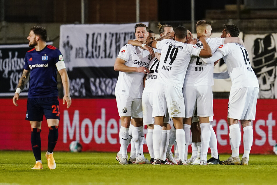 Die Spieler des SV Sandhausen jubeln über ihren Treffer zum 1:0, während Tim Leibold (l.) meckert. Der HSV-Kapitän war über 90 Minuten überhaupt nicht zu sehen.