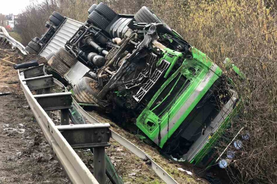 Der Schweine-Transporter rutschte eine Böschung hinunter.
