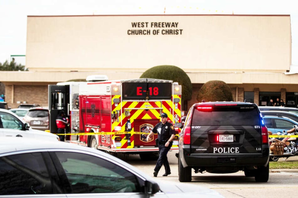Polizei und Feuerwehr stehen vor der Kirche "Freeway Church of Christ".