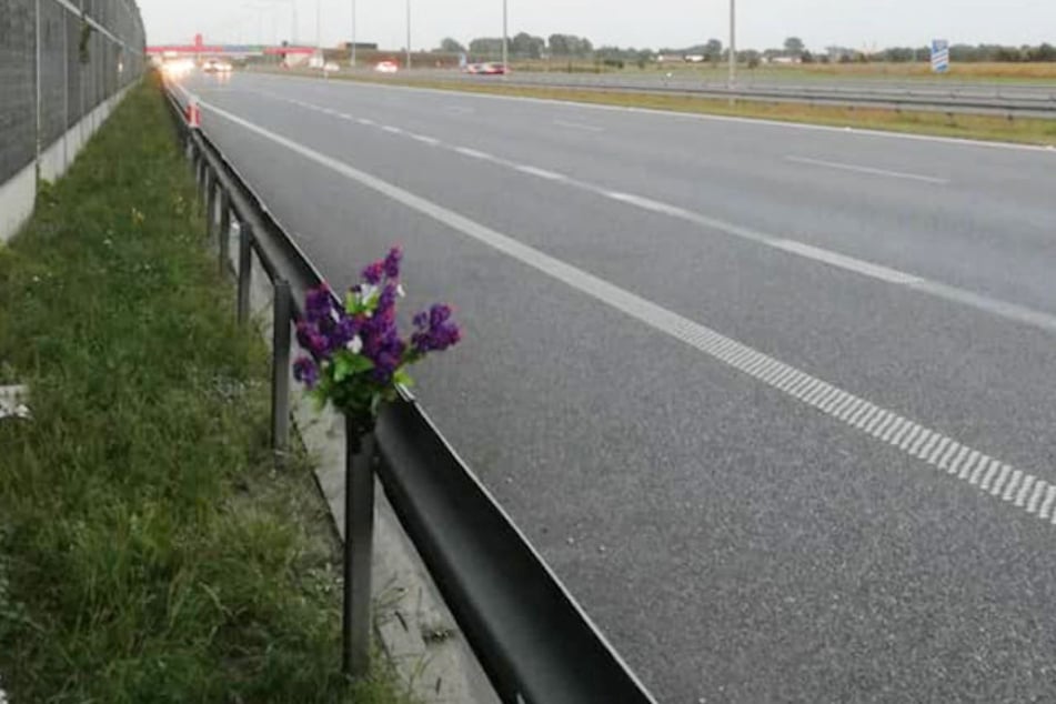 An dieser Stelle der polnischen A2 verunglückte die Fotografin aus Aue am 25. August tödlich. Ihre Bike-Brüder haben Blumen an der Leitplanke befestigt. Foto: Notschnyje Wolki