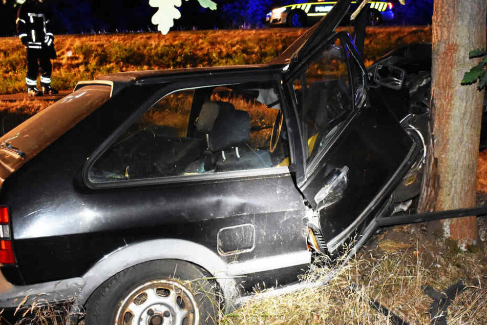 der Wagen kam von der Fahrbahn ab und prallte gegen einen Baum.