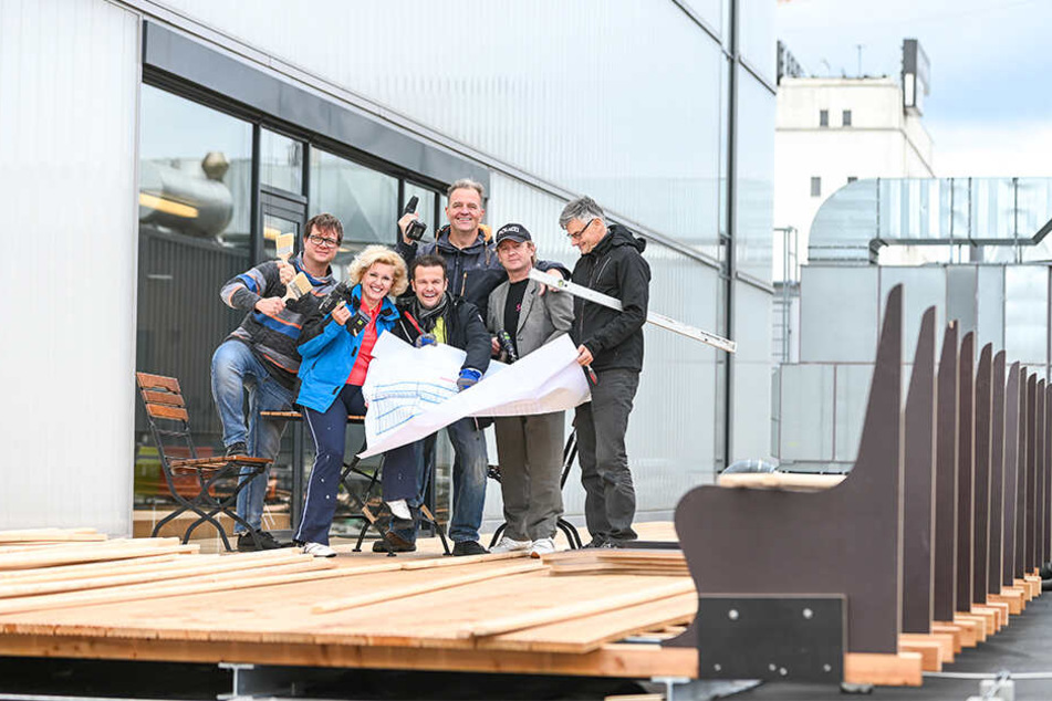 Die Kultur-"Baubrigade": Florian Frisch (43, v.l.), Ingeborg Schöpf (52), Andreas Sauerzapf (45), Elmar Andree (52), Dietrich Seydlitz und Mario Radicke (59) auf der Dachterrasse.