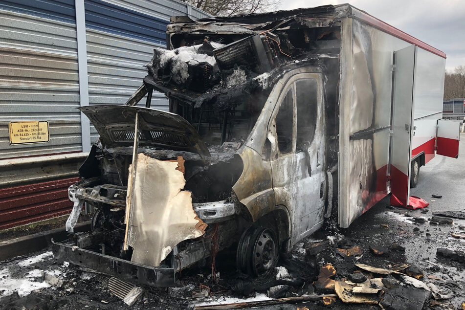 Verkaufswagen fängt auf Autobahn Feuer, Fahrer handelt genau richtig