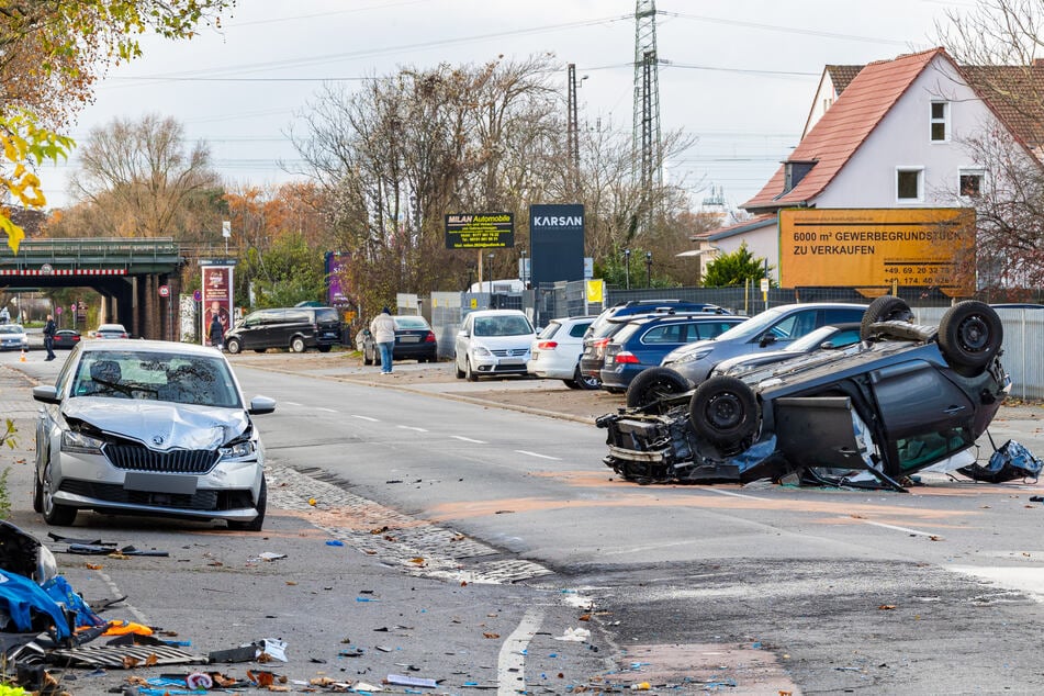 Nach mehreren Überholvorgängen überschlug sich am Donnerstagmittag in Darmstadt eine Seniorin mit ihrem Renault.