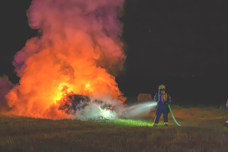 Auf einem Feld bei Mittweida stand ein Strohballen lichterloh in Flammen.