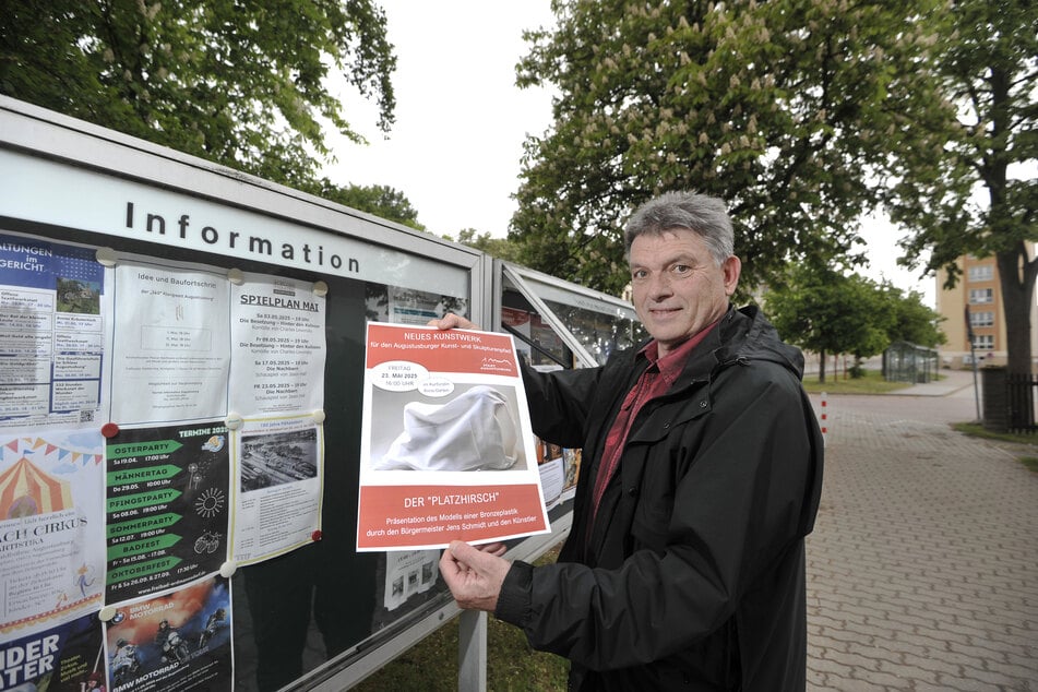 Bürgermeister Jens Schmidt (61) lädt die Augustusburger mit einem Aushang zur Enthüllung des Entwurfs der Plastik ein.