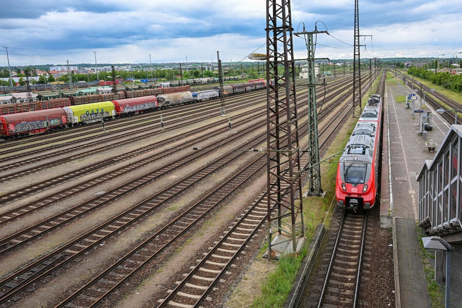 Einige Masten im Bahnhof Dresden-Friedrichstadt mitsamt seiner Güter-Abstellung weisen Korrosionsschäden auf. Eine zeitnahe Sanierung ist daher unausweichlich.