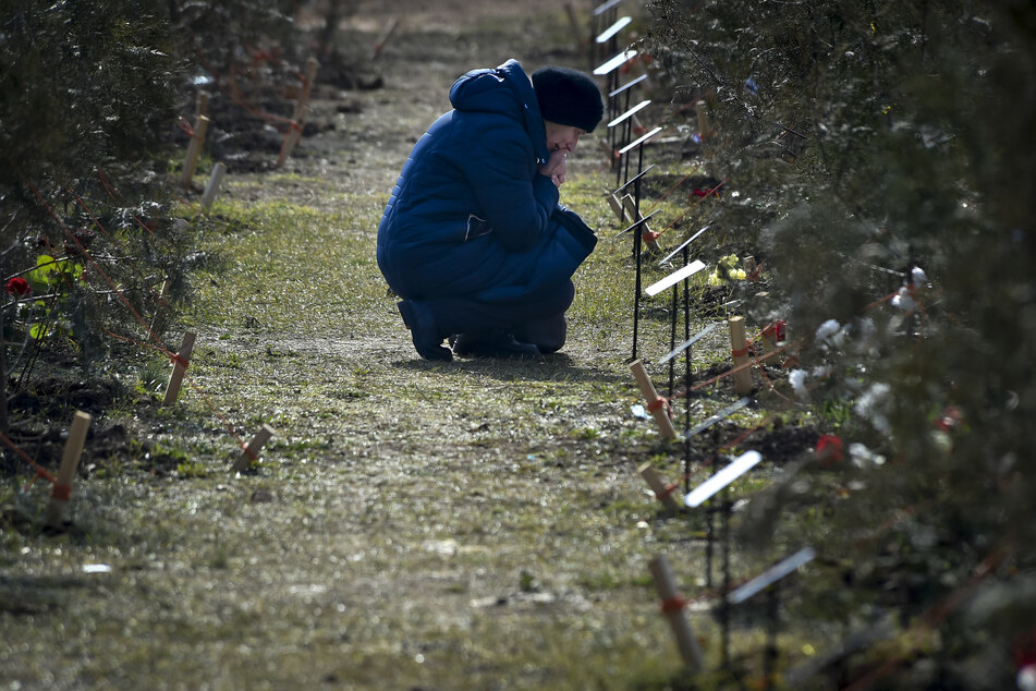 Nicht nur in der Ukraine trauern die Hinterbliebenen: Die Mutter eines russischen Soldaten, der in der Ukraine getötet wurde, weint neben einem Baum, der zum Gedenken an ihren Sohn in der Allee der Helden in Sewastopol auf der Krim gepflanzt wurde.