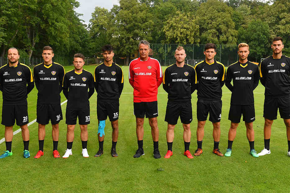 Uwe Neuhaus (5.v.l.) und seine Neuzugänge: Patrick Ebert, Marius Hauptmann, Osman Atilgan, Brian Hamalainen, Jannis Nikolaou, Tim Boss und Dario Dumic.