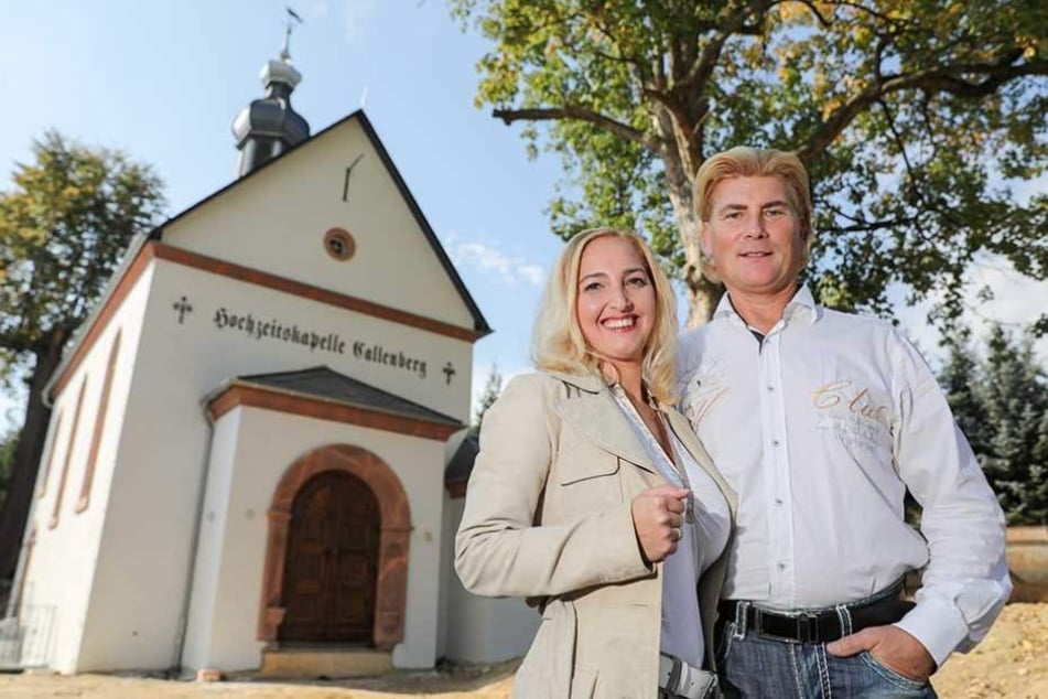 Das Musiker-Paar Tino Taubert(53) und Vivienne Leis (39) setzte sich eine Kapelle in den Garten. 