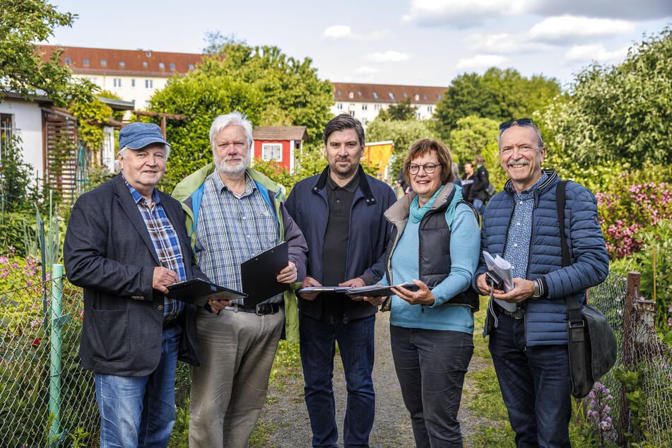 Diese Jury schaut den Laubenpiepern auf die Gartenschere: Dietmar Haßler (73), Frank Hoffmann (66), Sascha Döll (46), Kerstin Viehweger (59) und Detlef Thiel (63, v.l.).