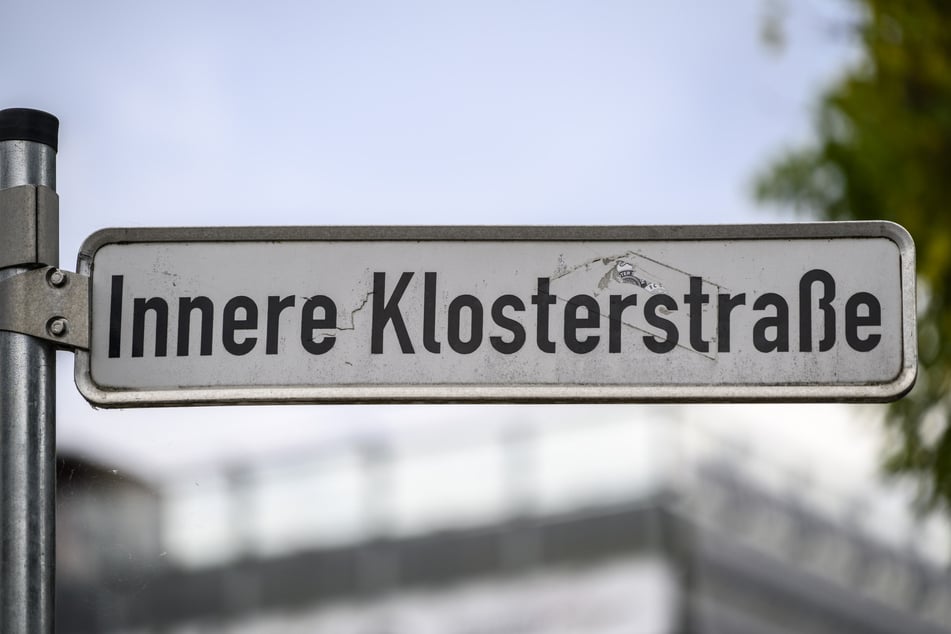 Die 63-jährige Frau und ihre Enkelin wurden in der Inneren Klosterstraße angegriffen.
