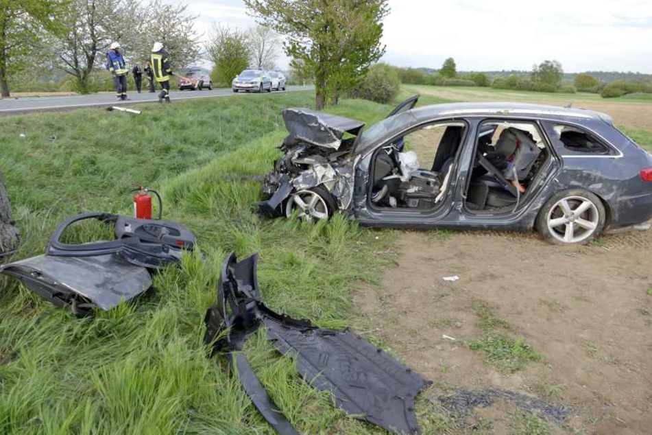 Auch der Audi wurde bei dem Unfall komplett zerstört, überschlug sich und blieb auf einem angrenzenden Feld stehen.