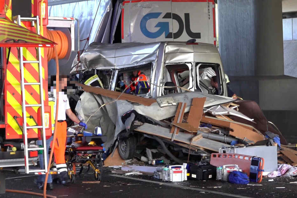 Ein Lkw war in ein Stauende gekracht, zerfetzte den Transporter regelrecht.