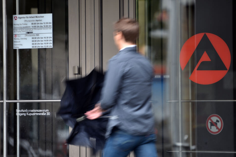 Mehr Menschen müssen im Januar den Weg zur Agentur für Arbeit auf sich nehmen, Grund dafür ist unter anderem der kalte Winter. (Archivbild)