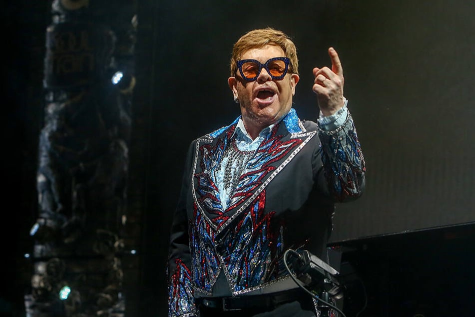 Elton John wirft dem russischen Präsidenten Putin Doppelzüngigkeit vor.