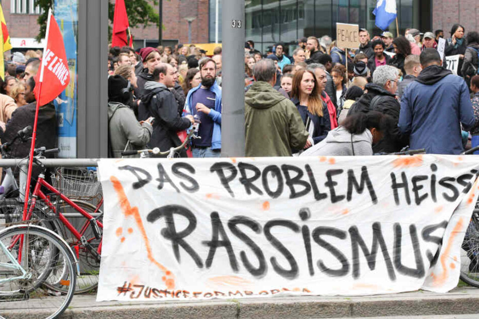 Die Protestler wurden auf den Plakaten deutlich.