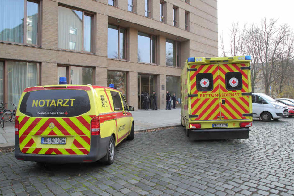 Krankenwagen und Notarzt wurden ins Amtsgericht gerufen, um dem verletzten Amtsleiter zu helfen.