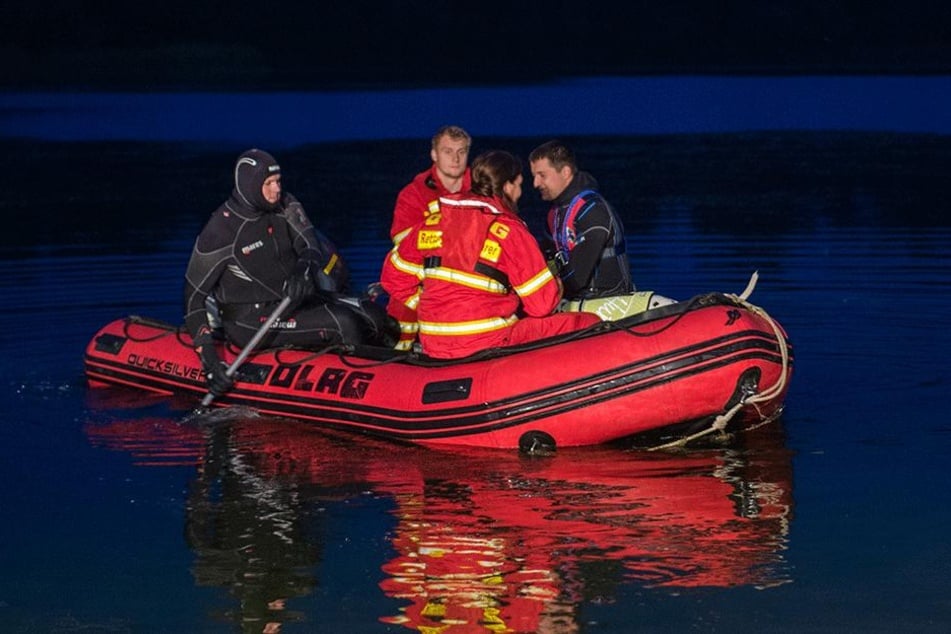 Ein DLRG-Boot sucht am 25.06.2017 in Müssen (Schleswig-Holstein) einen Kiessee ab. Ein jugendlicher Schwimmer wird seit dem Abend in dem See vermisst.