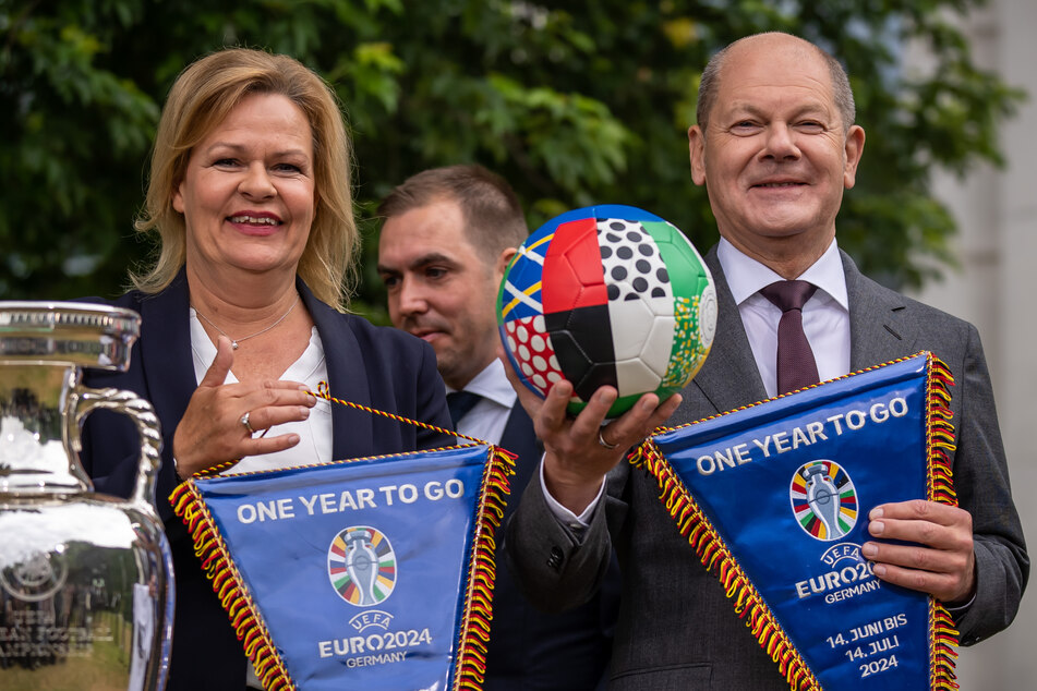 Bundeskanzler Olaf Scholz (65, SPD, r.) und Bundesinnenministerin Nancy Faeser (52, SPD, l.) freuen sich mit Turnierdirektor Philipp Lahm (39) auf die bevorstehende Fußball-EM.