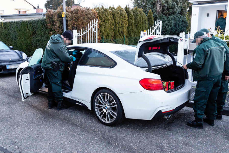 Die Zollbeamten beschlagnahmten auch mehrere Luxusautos.