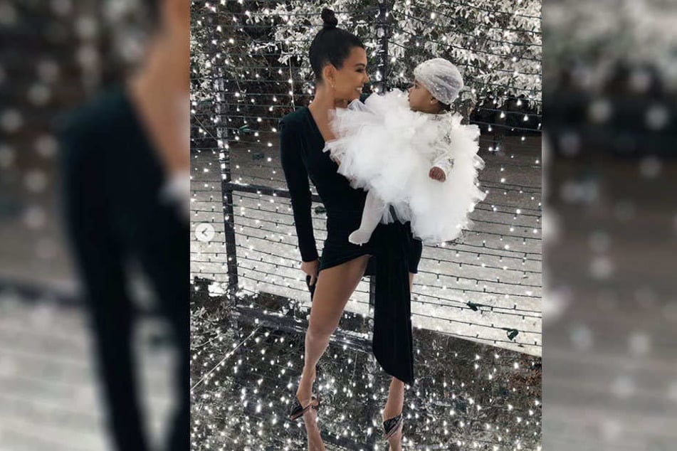 Kourtney Kardashian mit ihrer Nichte True Thompson. Die Fans achten aber auf etwas ganz anderes