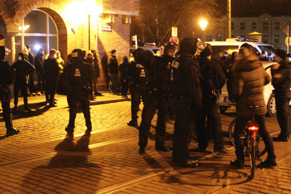Polizei löst Corona-Demo in Cottbus auf: Mehrere Demonstranten festgenommen