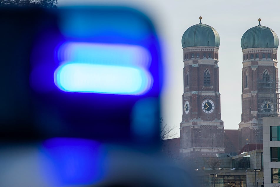 In München sucht die Polizei nach einem Mann, der auf einem Supermarktparkplatz eine Waffe gezogen hat. (Symbolbild)