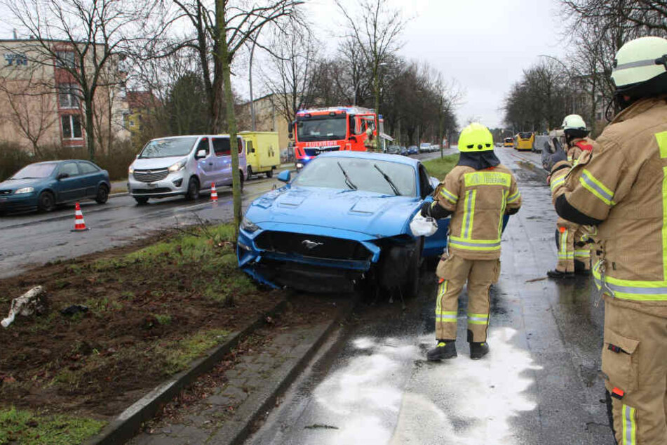 Fahrer kommt mit Protz-Karre von der Straße ab und kracht in Fußgänger-Insel