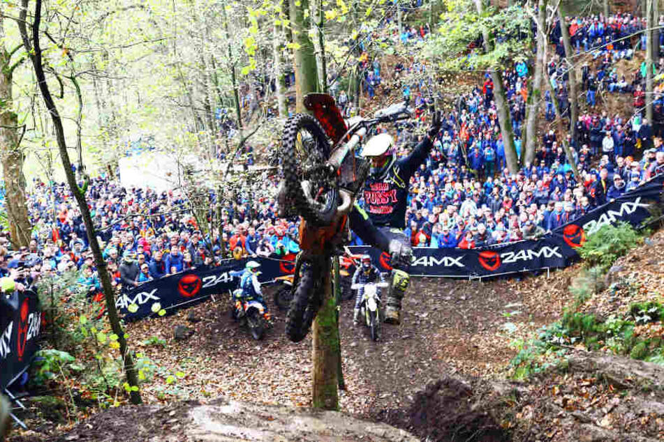 Hüh! Fahrer Marc Holder (Deutschland) trennt sich gerade bei einer Schikane im Getzen-Wald von seiner Enduro.
