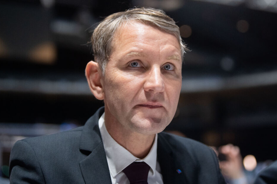 Igitt! Björn Höcke bekommt Windel mit Urin geschickt