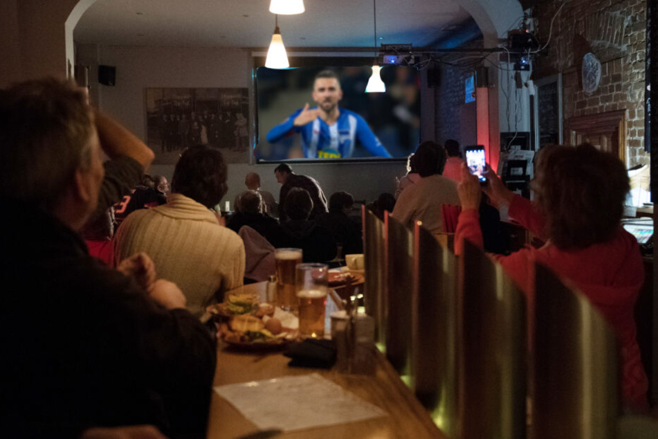 Bayern-Ärger 2.0? In zahlreichen Berliner Kneipen wird das Auswärtsspiel der Hertha gezeigt. (Bildmontage)