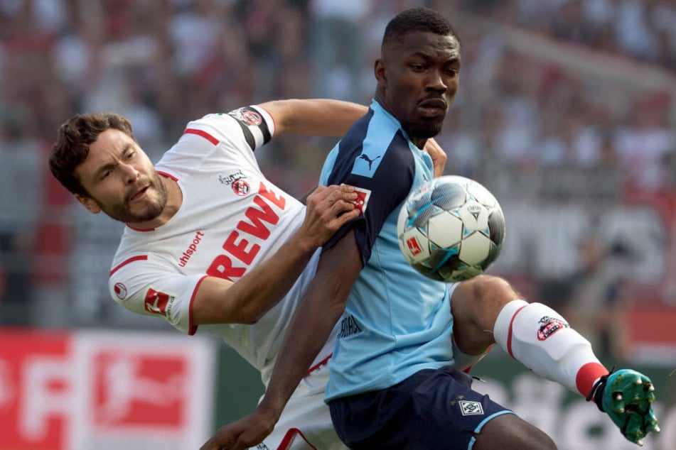Köls Kapitän Hector im Zweikampf mit Gladbachs Thuram.
