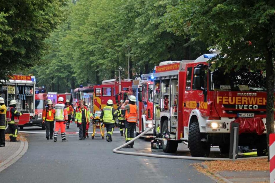 Ein Feuerwehrmann wurde verletzt, kam in ein Krankenhaus.