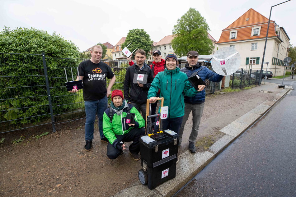 Auch der Gartenverein KGV Reisewitzer Höhe in Löbtau wird vom Freifunk-Netz versorgt. Daniel Krüger, Yaroslav Petrov, Michael Bauschke, Torsten Rudolph, Diego Jahn und Stephan Enderlein (v.l.n.r.) bauen kostenlose WLAN-Hotspots in Dresden aus - mit Routern, die sie vorm Elektroschrott gerettet haben.