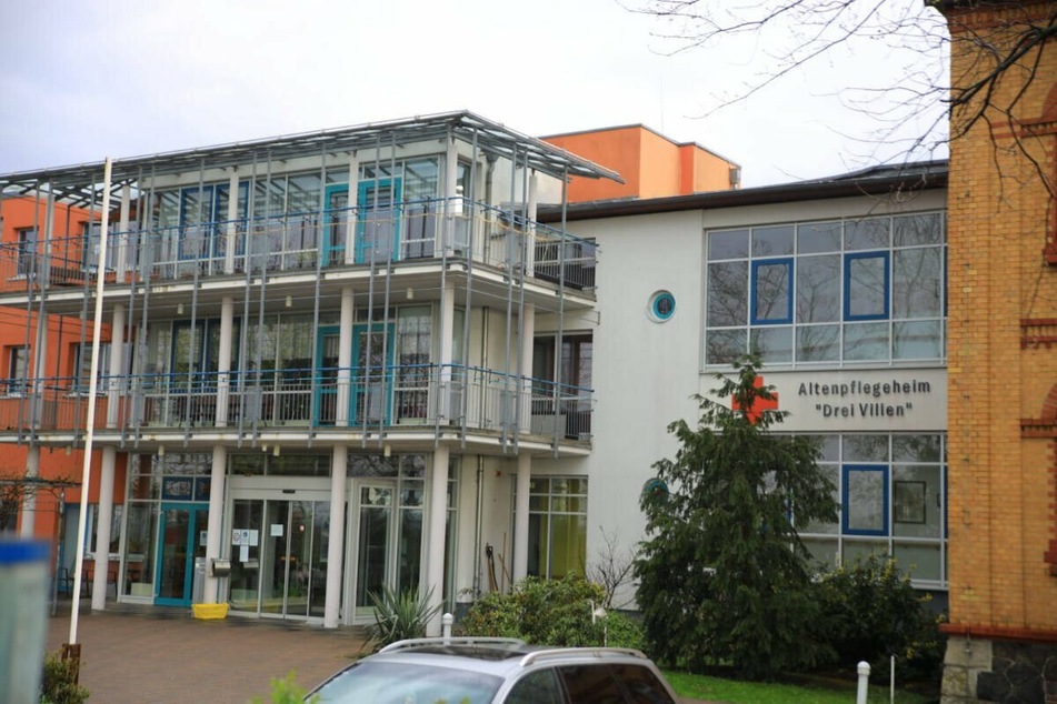 Die Lage im Pflegeheim "Drei Villen" ist weiterhin dramatisch. Die Zahl der Infizierten ist mittlerweile auf 45 gestiegen. Nach drei Todesfällen sollen nun zwei weitere Bewohner ins Krankenhaus gebracht worden sein.