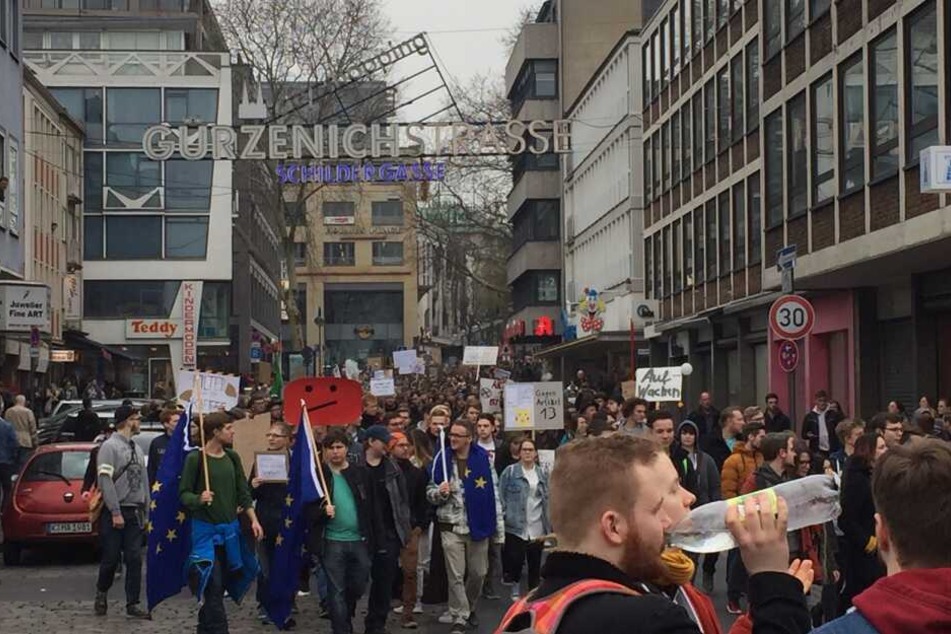 Mehrere Tausend Menschen zogen bei der Demo zum Kölner Heumarkt.