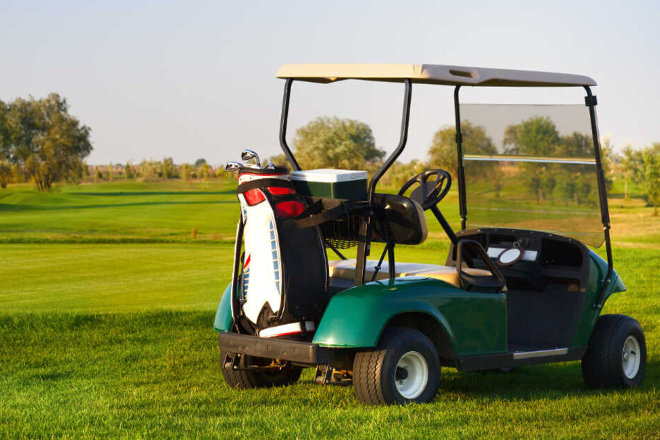 Ein Golfcart wurde auf einem Golfplatz abgestellt. (Symbolbild)