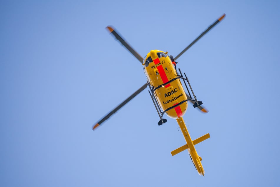 Ein Rettungshubschrauber brachte einen der Verletzten ins Krankenhaus. (Symbolbild)