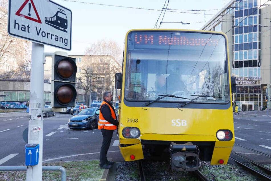In diese Stadtbahn krachte die 20-Jährige mit ihrem VW.