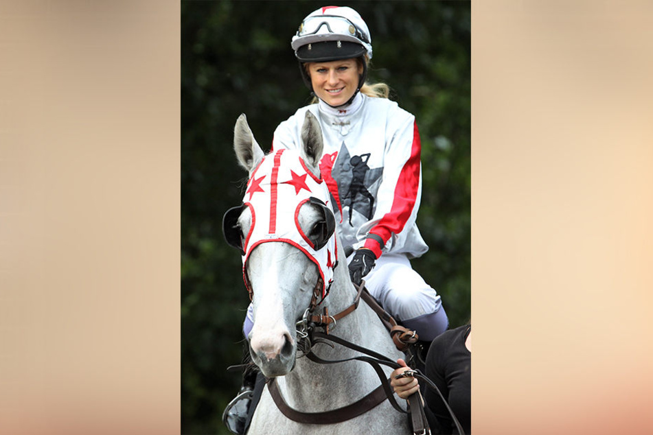 Erfolgreich auch hoch zu Ross: Jockey Claudia Fleißner auf ihrer weißen Stute 
„Schneekönigin“.