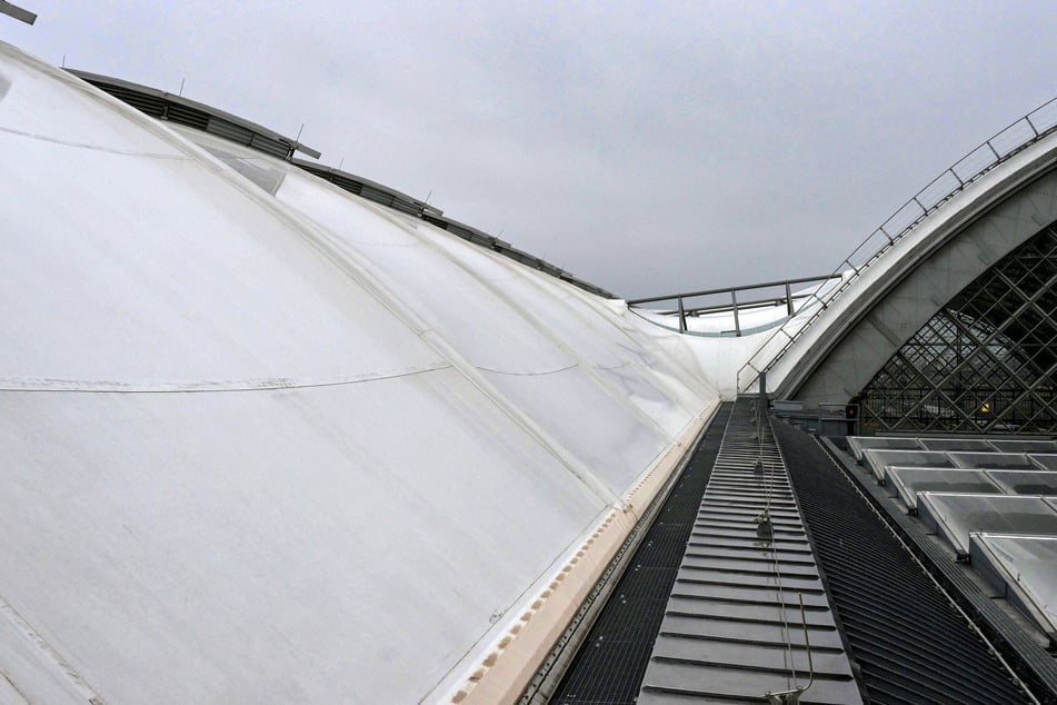 Die Dachmembran wurde von Industriekletterern während der warmen Jahreszeit aufwendig zusammengebügelt.