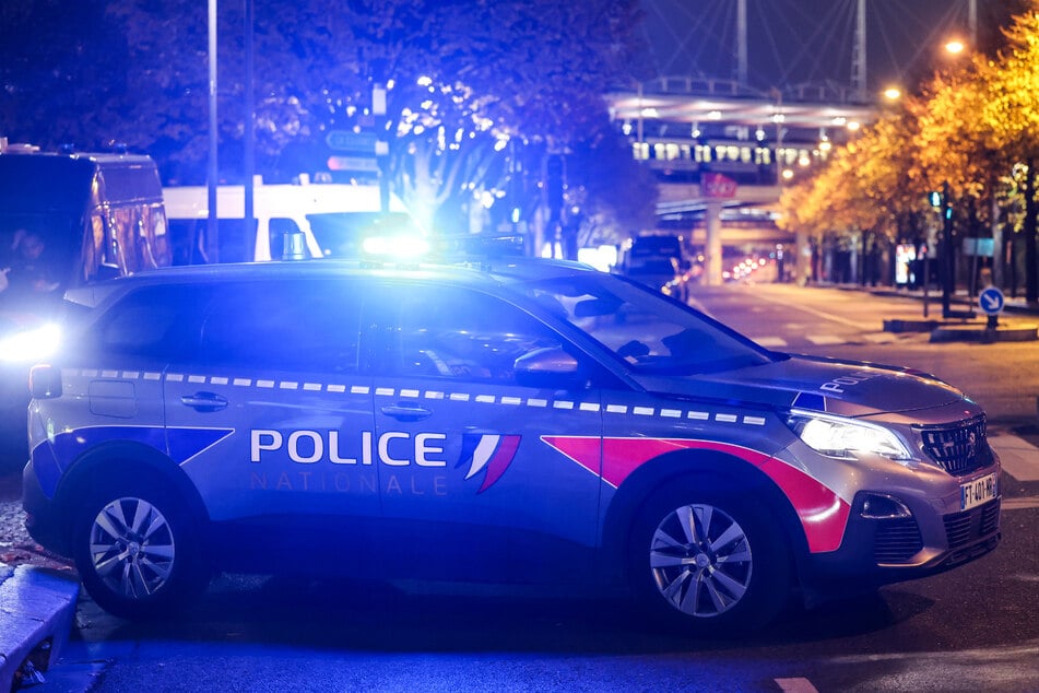 Attaque au couteau contre un ancien footballeur professionnel ? Un homme (40 ans) avec une blessure par arme blanche découvert dans une maison